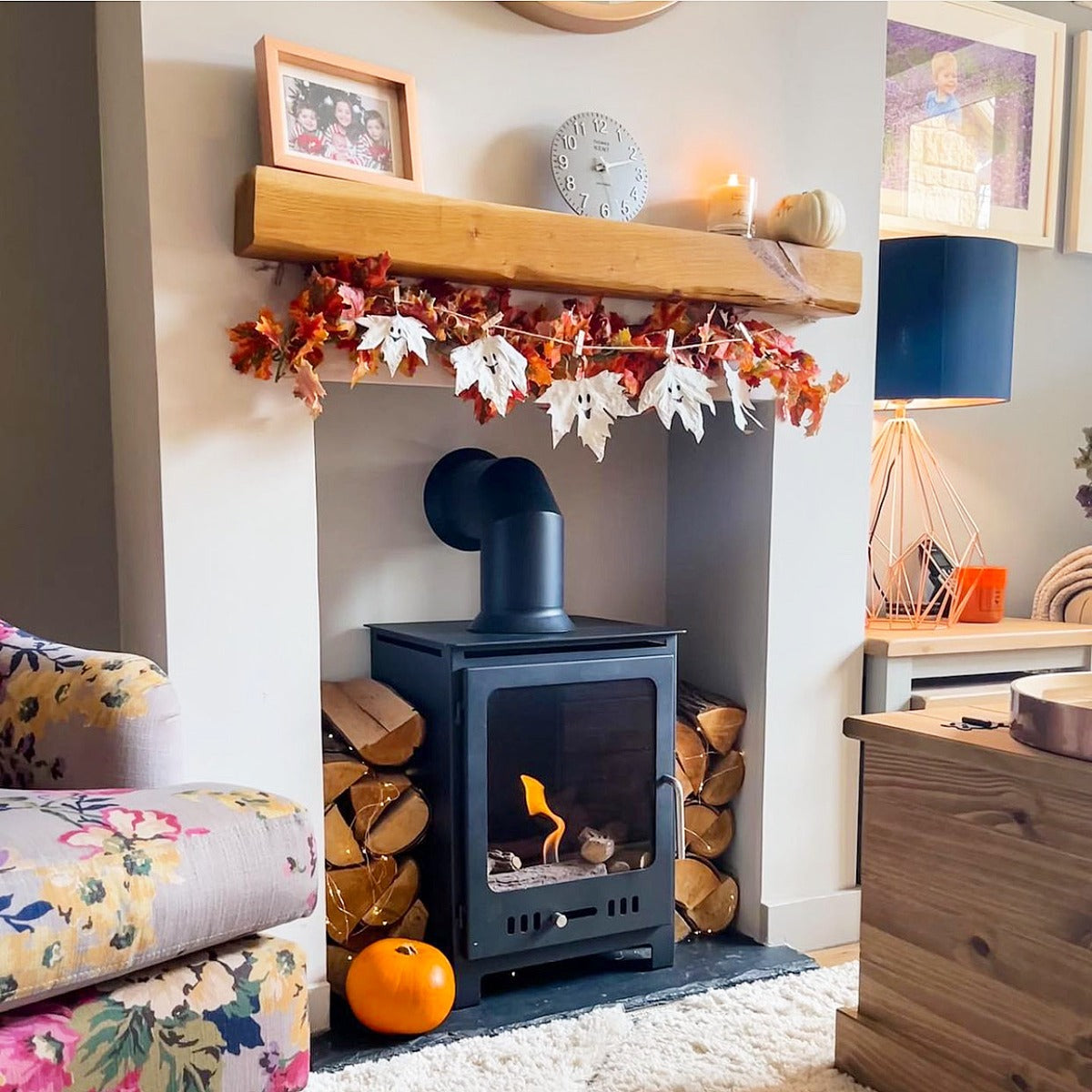 Rectangular bioethanol fireplace with a false flue in a traditional insert with logs on both sides