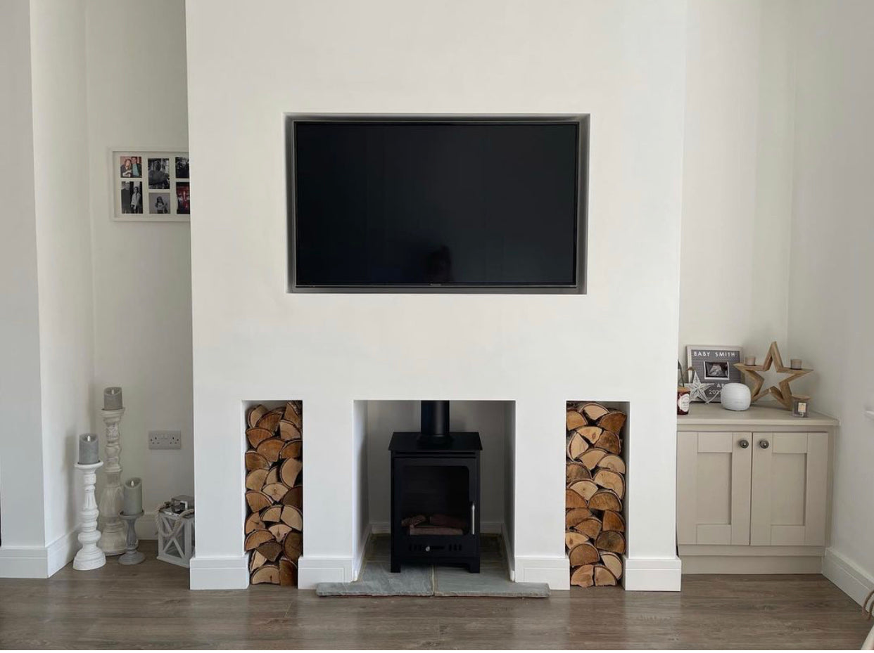 Rectangular bioethanol fireplace with a false flue under a TV