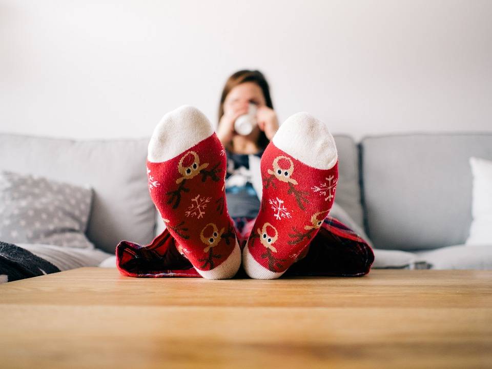 10 Festive Ways to Decorate Your Living Room for Christmas